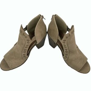 Jellypop Womens 8.5M Taupe Peep Toe Booties Laser Cut Zip Back Block Heel Sandal